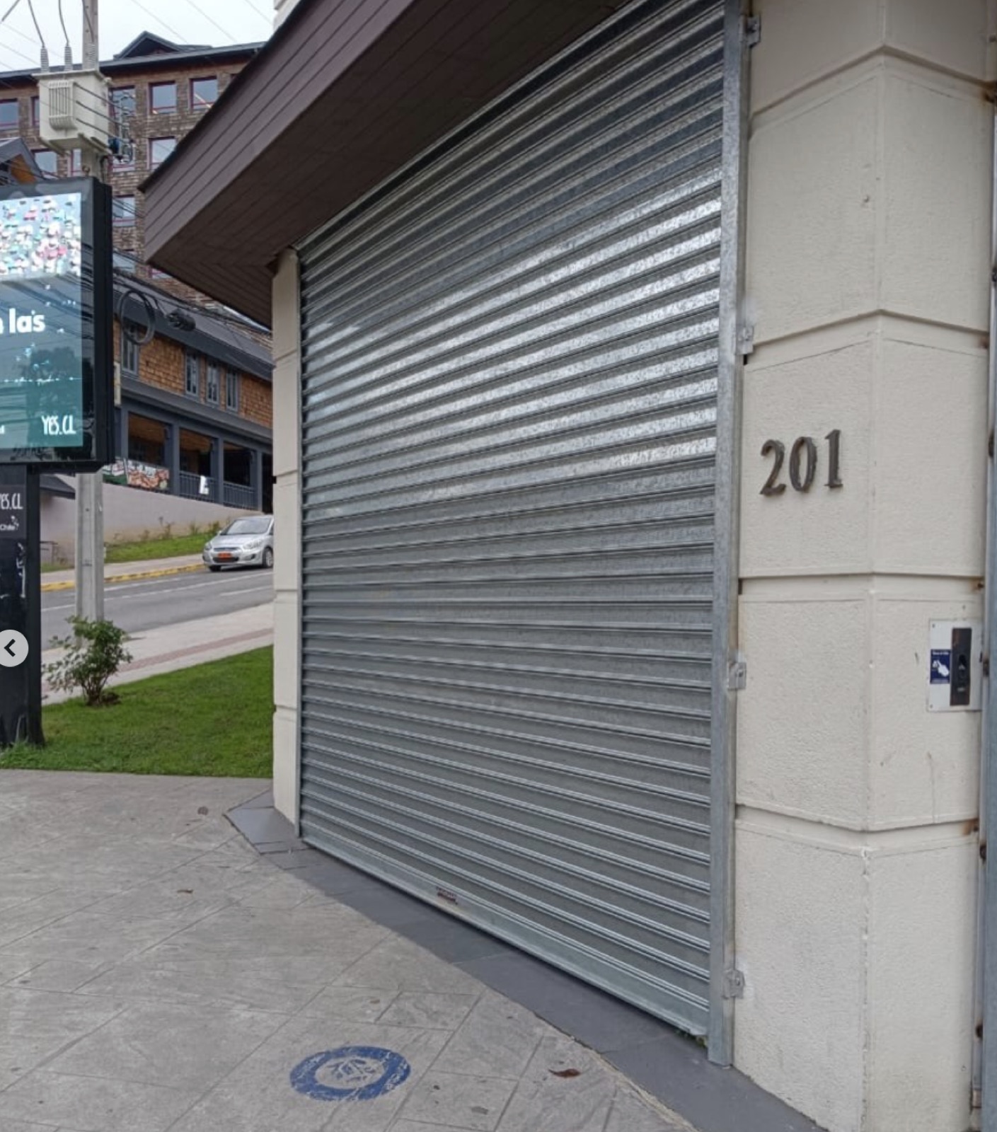 Cortina metálica instalada por Igmaan