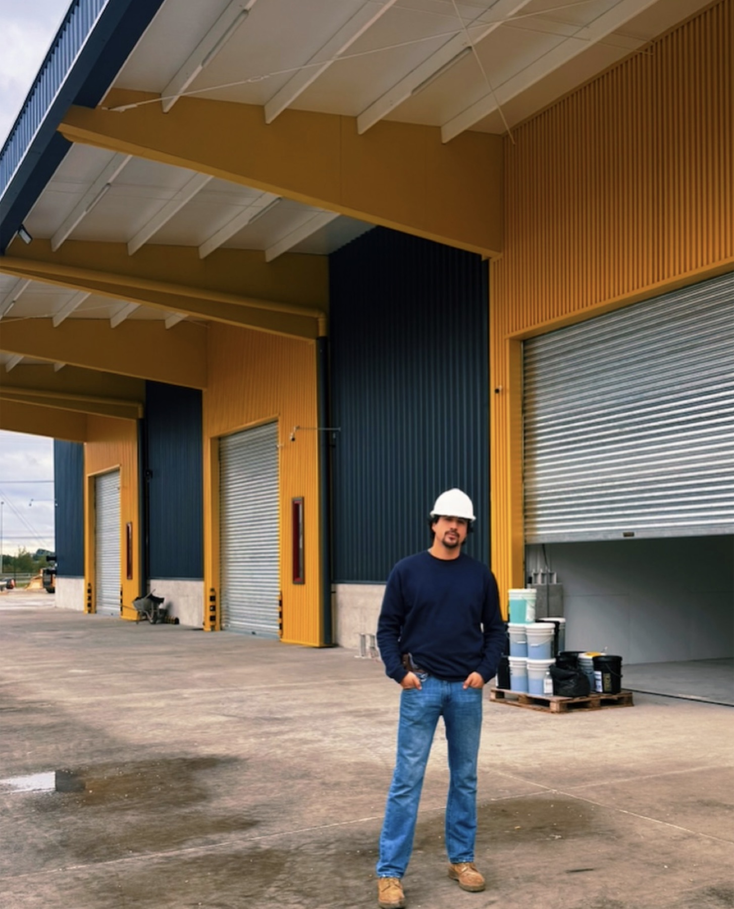 Instalación de 15 cortinas metálicas motorizadas en obra